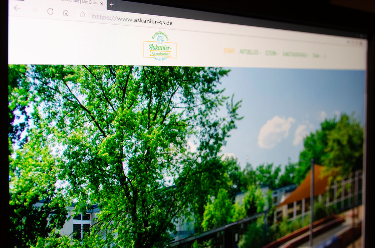 Foto: Computermonitor mit Webseite darauf von schräg oben