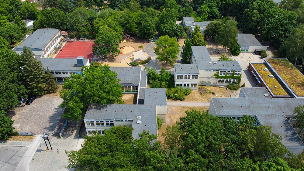 Foto: Luftbild mit Blick auf ein Schulgelände mit Schulhof