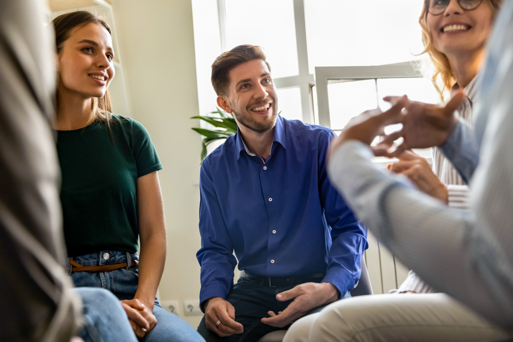 Foto: Frauen und Männer in einem Gespräch in dem sie auch gestikulieren