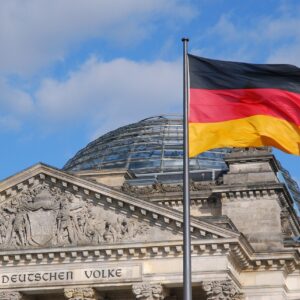 Foto: Schwarz-rot-gelbe Flagge der BRD weht im Wind vor dem Reichstagsgebäude